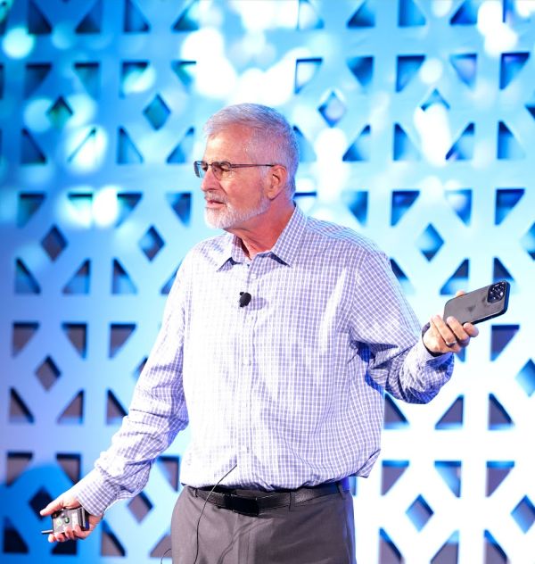 Dr. Steve Berkowitz presenting on technology and AI in healthcare